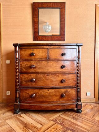 Cómoda antigua de madera maciza