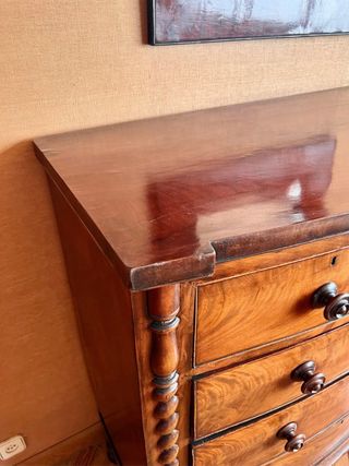 Cómoda antigua de madera maciza