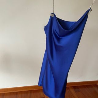 Abito blu elettrico con spalline gioiello