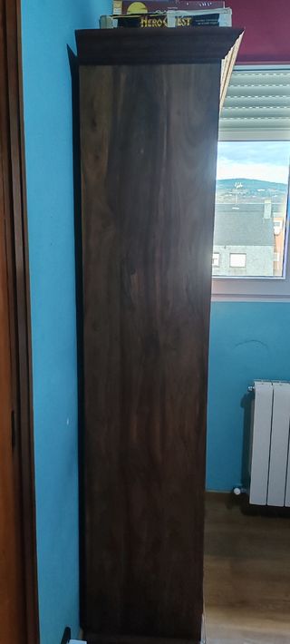 Vitrina de madera oscura