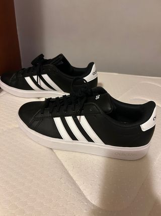 Zapatillas Adidas Negras y Blancas