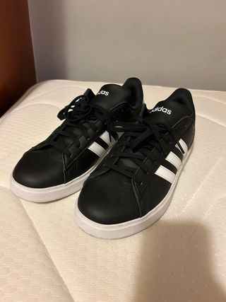 Zapatillas Adidas Negras y Blancas