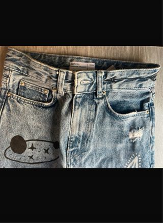 Pantalones vaqueros Bershka con dibujos 