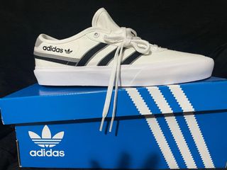 Zapatillas Adidas Blancas y Negras Nuevas