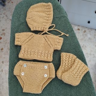 Ropita tejida para muñeca