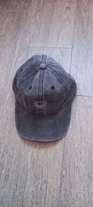 Gorra gris bordado sol