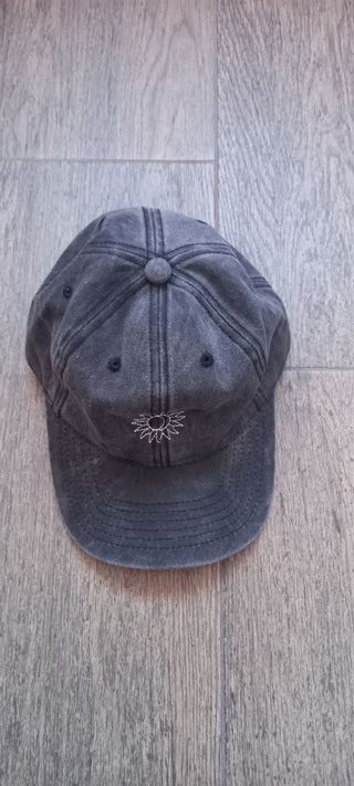 Gorra gris bordado sol
