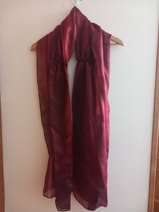 Vestido de fiesta rojo con pañuelo