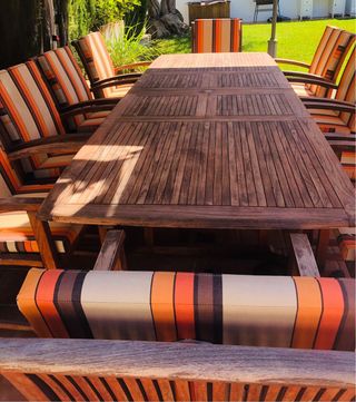 Conjunto mesa y sillas de jardín de madera