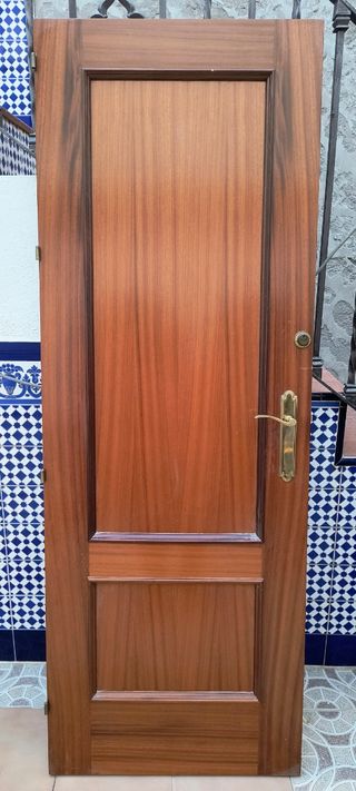 Son 2 Puertas de paso madera maciza

