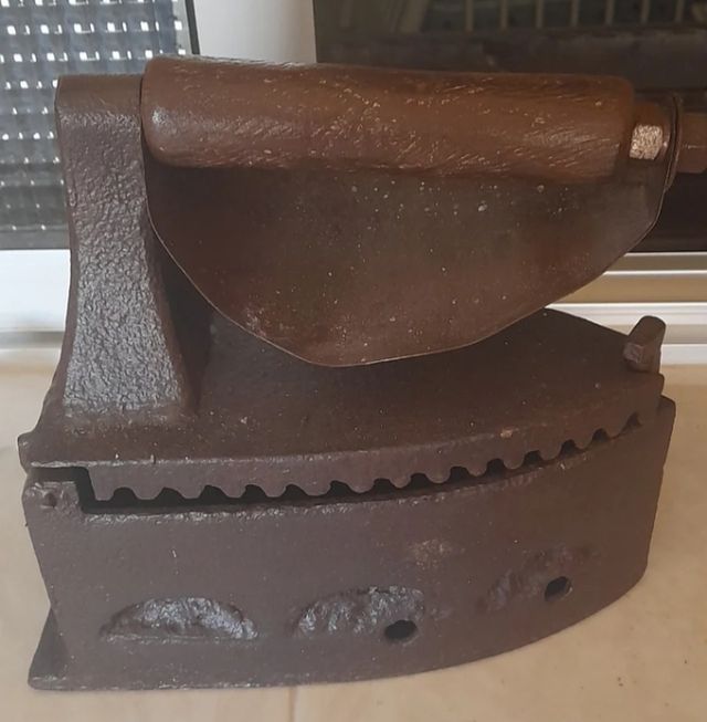 Plancha antigua de hierro