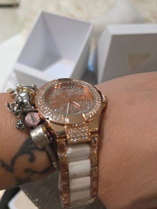 Reloj Guess oro rosa con Cristales