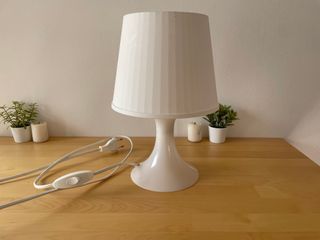 Lámpara de mesa blanca de plástico