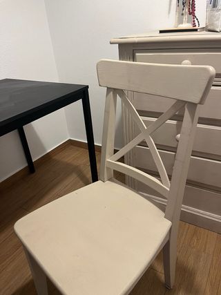 Silla de madera blanca estilo cruz