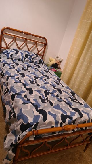 Camas juveniles de 90 cm de madera tallada.