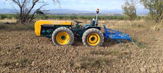 Se realizan labores agrícolas con tractor