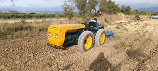 Se realizan labores agrícolas con tractor