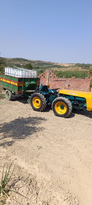 Se realizan labores agrícolas con tractor