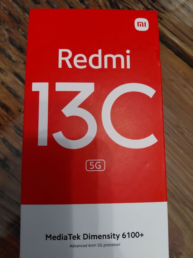 Xiaomi Redmi 13C 5G con funda transparente