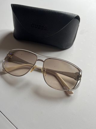 Gafas de sol Guess plateadas, beige y blanco.