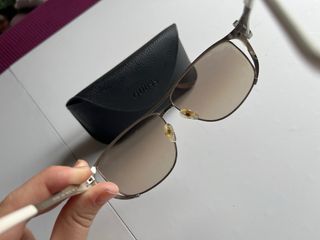 Gafas de sol Guess plateadas, beige y blanco.