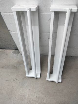 Due librerie in legno bianco