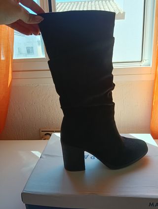 Botas negras de tacón ante.