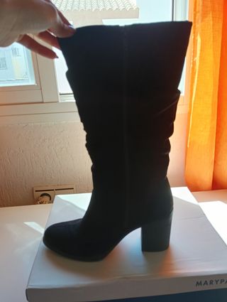 Botas negras de tacón ante.