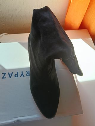 Botas negras de tacón ante.