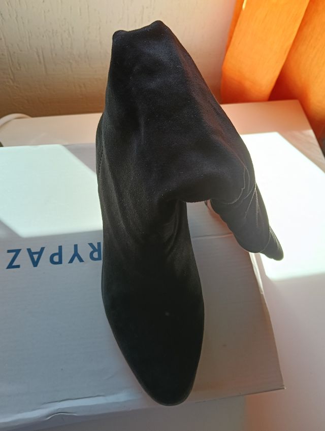 Botas negras de tacón ante.