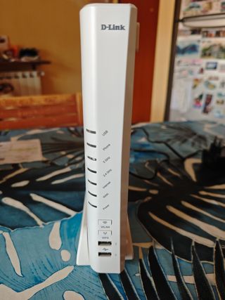 Router D-Link Dual Band Wi-Fi con alimentatore.