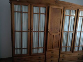 Armario de madera maciza