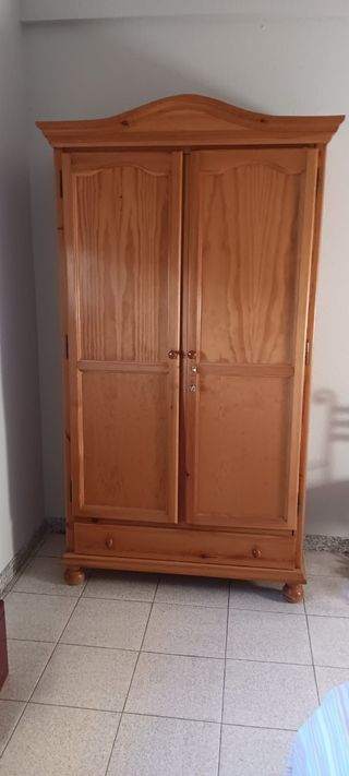 Armario de madera de pino