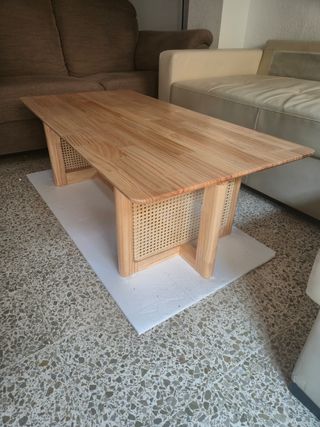 Mesa de centro de madera y ratán natural