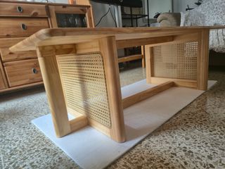 Mesa de centro de madera y ratán natural