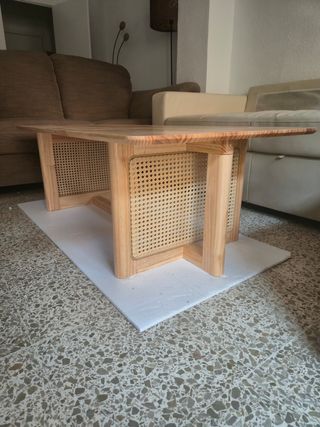 Mesa de centro de madera y ratán natural