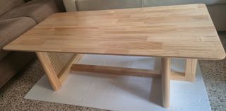 Mesa de centro de madera y ratán natural