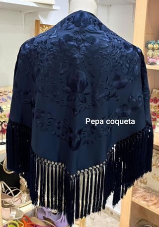 Mantoncillo azul marino bordado