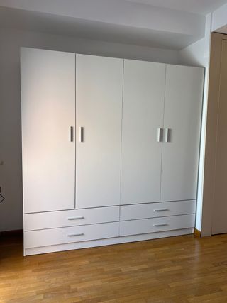 Armario blanco de madera