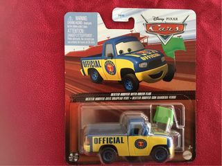 Disney Pixar Cars Dexter Hoover con Bandera Verde