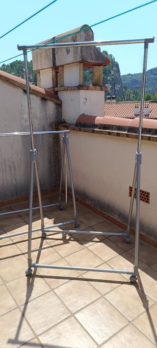 Perchero Metálico Plegable con Ruedas