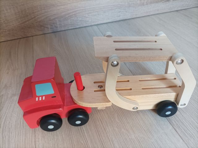 Autocarri e automobili in legno