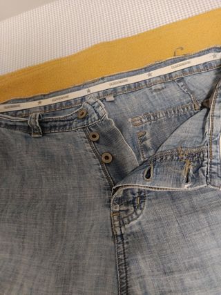 Pantalón corto tejano desgastado