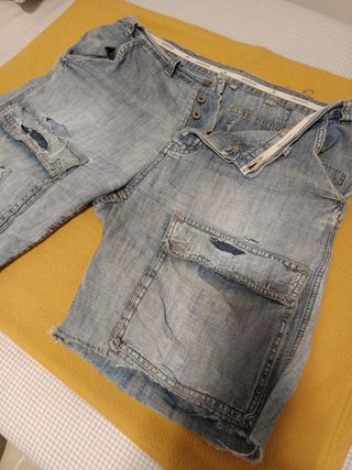 Pantalón corto tejano desgastado