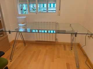 Escritorio de cristal y metal