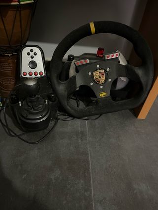 Volante G27 con aro real, cambio y pedales