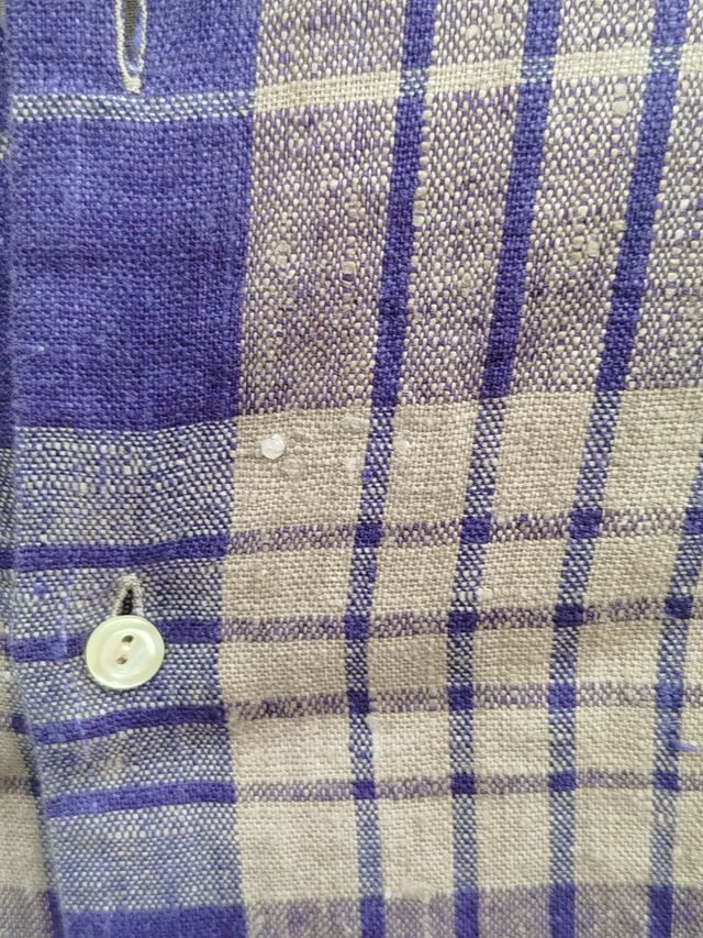 Camisa de lino a cuadros morada.