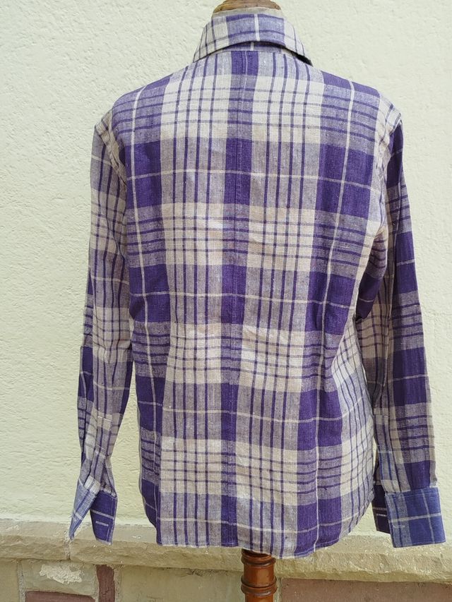 Camisa de lino a cuadros morada.