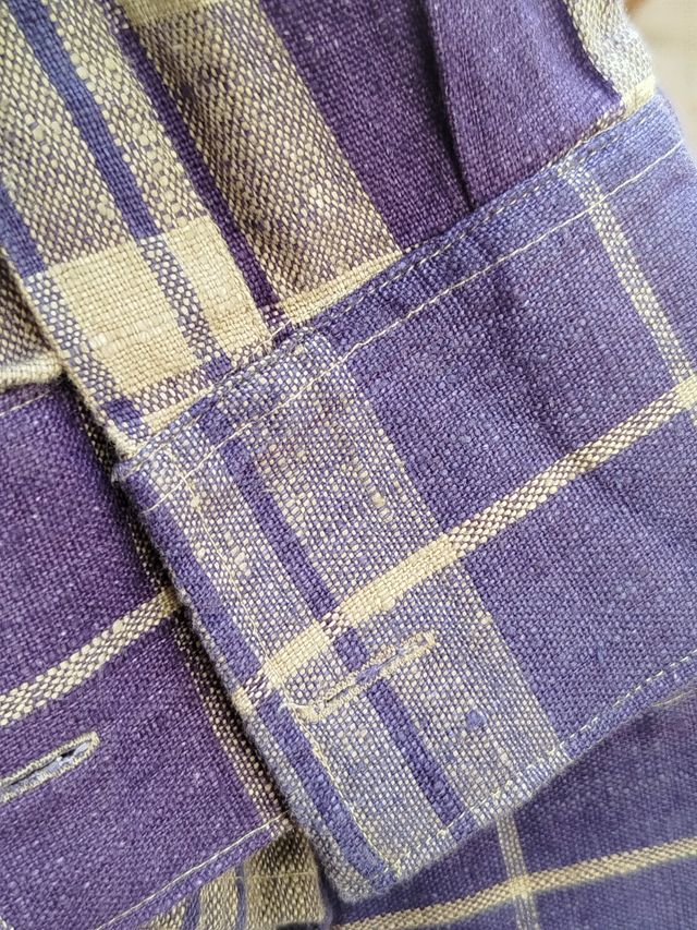 Camisa de lino a cuadros morada.