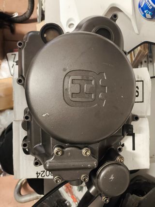 Tapa Motor Husqvarna 610 con alguna marca